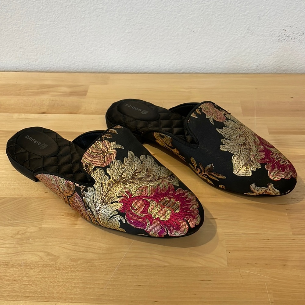 Birdies Phoebe Slip on back brocade flats. Size 8.